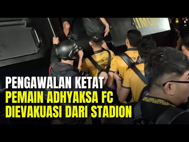 Detik-Detik Pemain Adhyaksa FC Dievakuasi Menggunakan Mobil Taktis Brimob