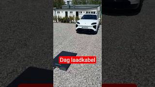 Nooit meer vieze handen van je laadkabel bij de #Porsche #Cayenne Electric