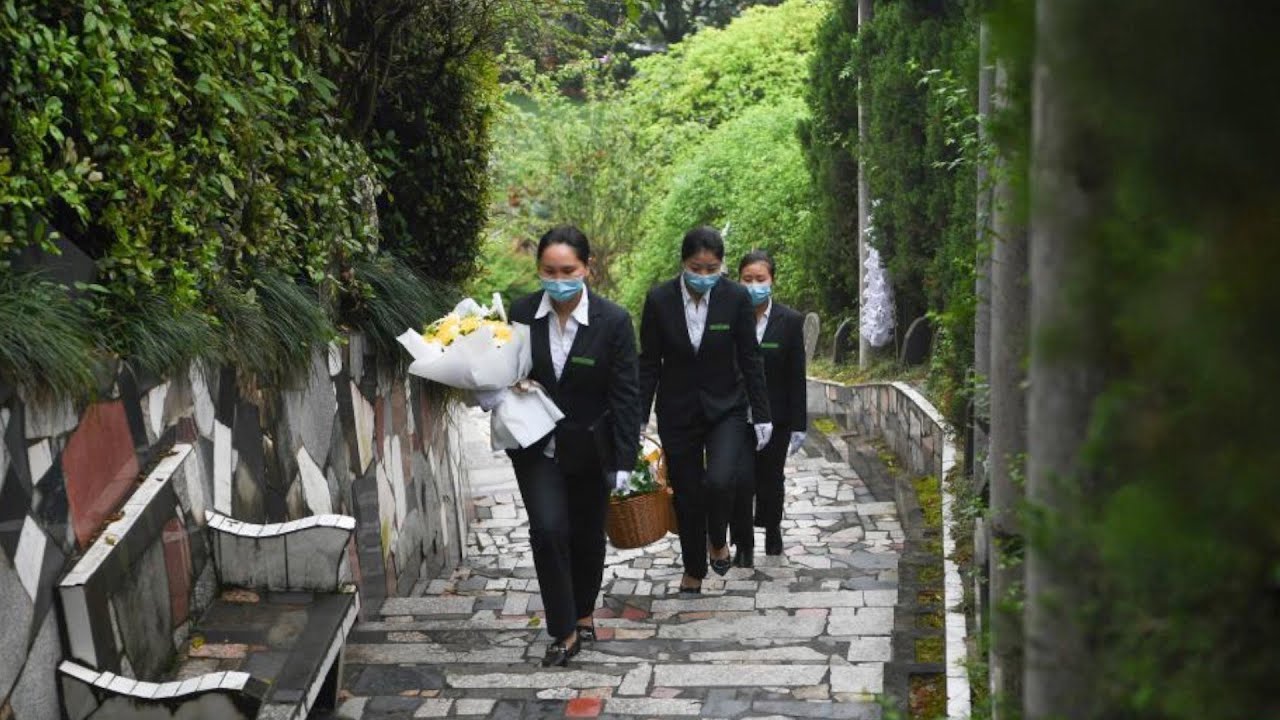 Stand-in tomb-sweepers bridge families' love and care for their departed ones