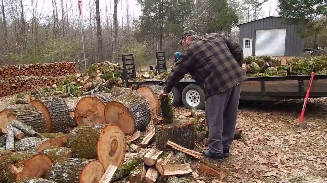 Splitting Firewood With Truper Splitting Maul - YouTube