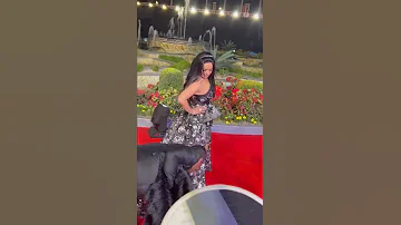 المطربة هدي بفستان جريء ومثير في مهرجان وشوشة 