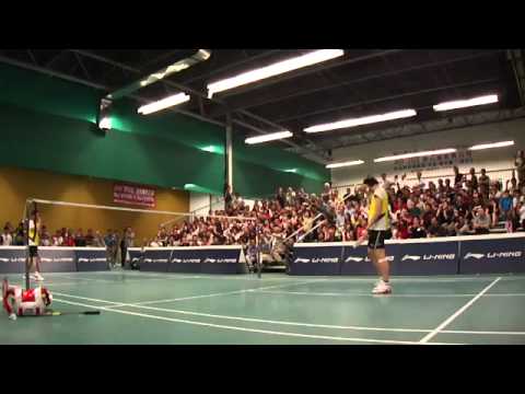 林丹和鲍春来用羽毛球筒打球