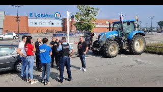 Dans le Nord, des producteurs de lait bloquent un supermarché pour dénoncer des prix trop bas