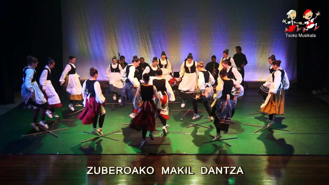 201506190104 Hernaniko Ttarla dantza taldearen urteko emanaldi berezian Zuberoako makil dantza