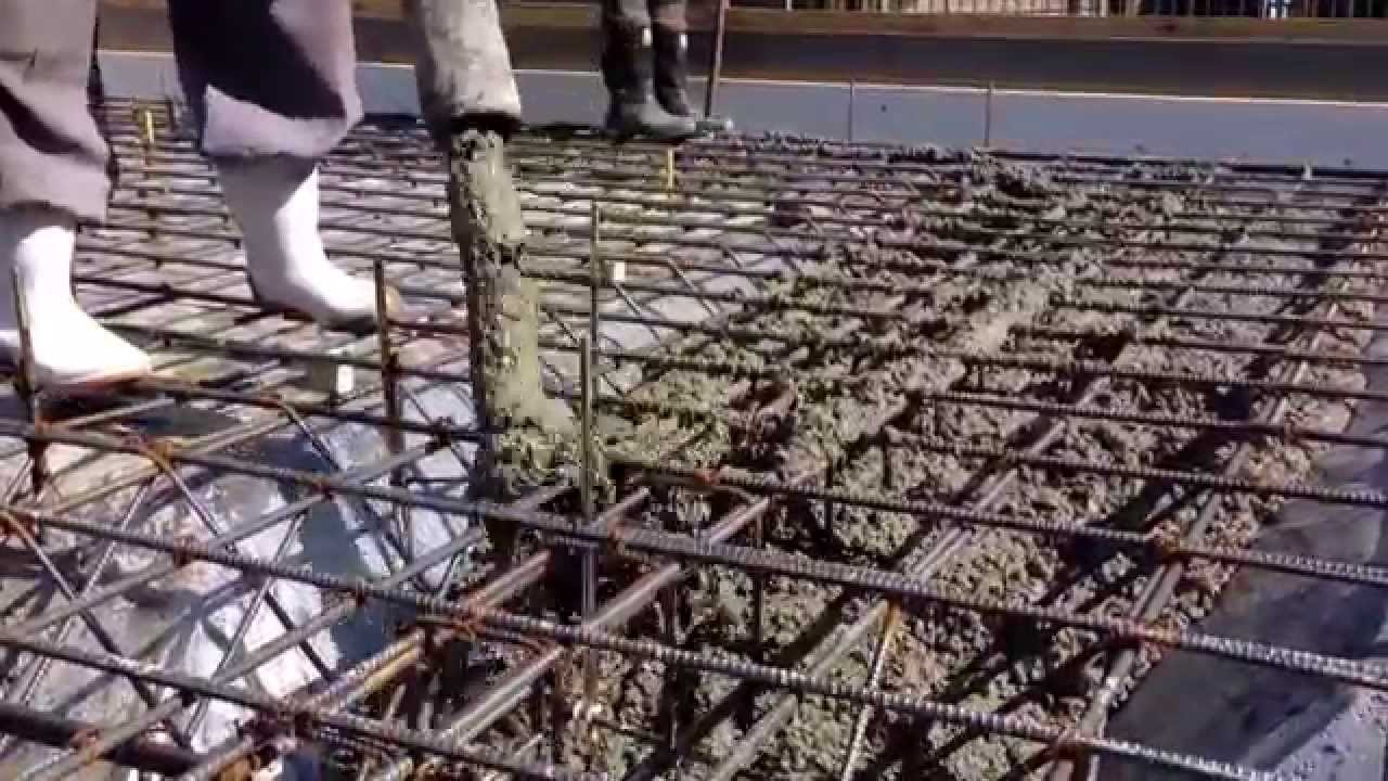基礎工事 地中梁部への生コンクリート打設 - YouTube