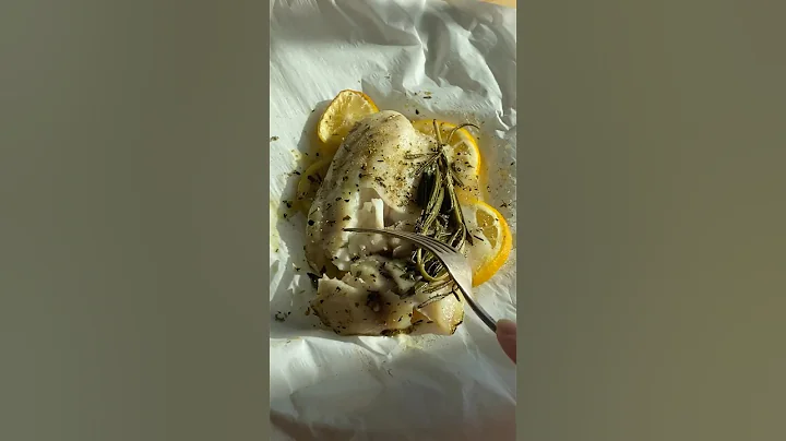 Lemon Rosemary Parchment Paper Baked Tilapia ✨📸:       @thehealthyhophead 💛#healthyfood #recipes