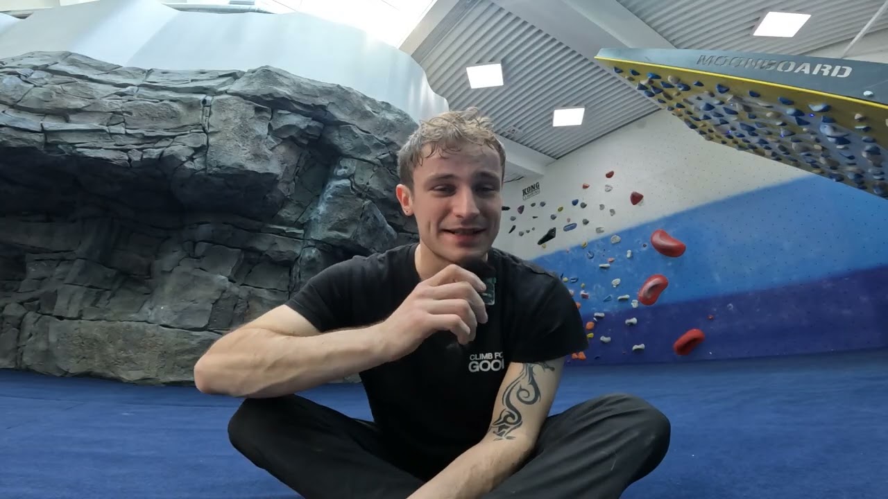 Visiting EVERY climbing gym in UK! (Ep.1 Gallery Bouldering)