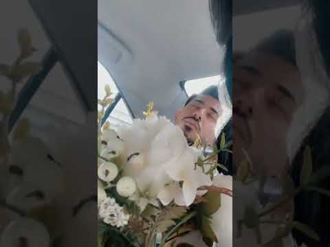 شوفو عروسة شون تضحك وتصور عريس نايم بالسيارة تعبان