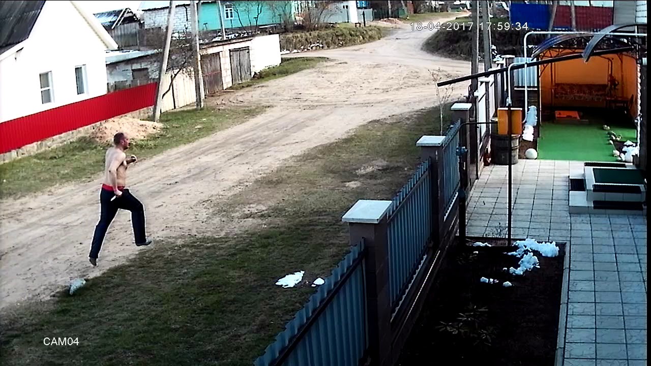 Нападение психически больного человека с ножом - YouTube