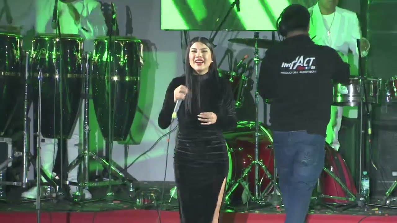 Brunella Torpoco en el cierre de campaña de Papá Rennán