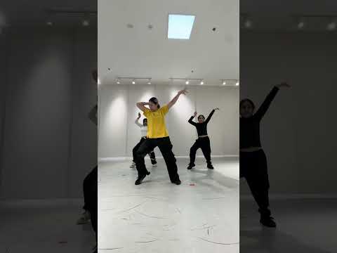 Waacking class by Aziil at Beginner dance Academy #Waacking #class #aziil #mira #dance #thailand