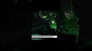 Брэд Смит с помощью импланта Neuralink смонтировать видео на компьютере.