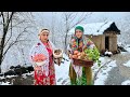 Liran ragot de boulettes de viande aux noix appel fesenjoon cuit dans la cuisine du village