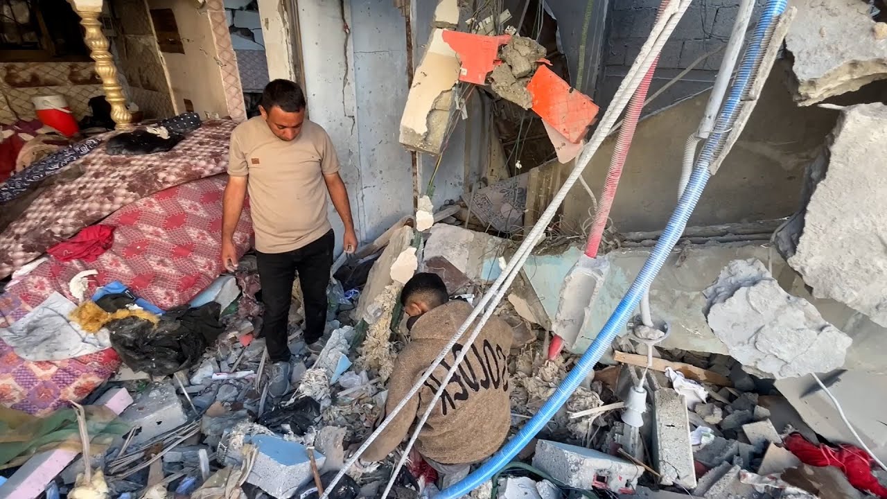 بحث عن ضحايا تحت أنقاض منازل دمّرها القصف الإسرائيلي في جباليا شمال قطاع غزة