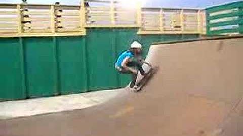 Ballie on da halfpipe