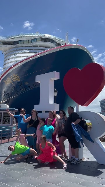 is-wifi-good-in-the-middle-of-the-ocean-cruiseshipwifi-crewlife