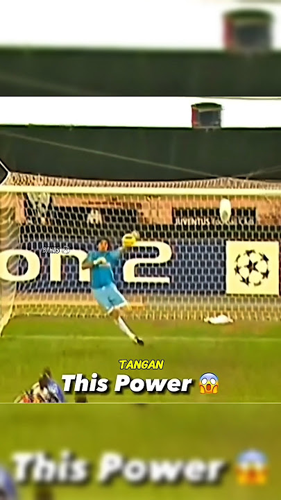 sekelas tendangan Roberto Carlos di tepis guna satu tangan Buffon