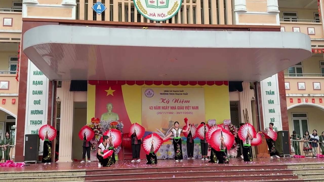 Tiết mục dự thi lớp 8D chào mừng 43 năm Ngày Nhà giáo Việt Nam của trường THCS Thạch Thất.
