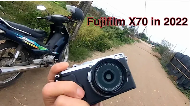 Fujifilm X70 in 2022 / Street Photography / POV / 5 Minute Challenge / Black And White Photograpy