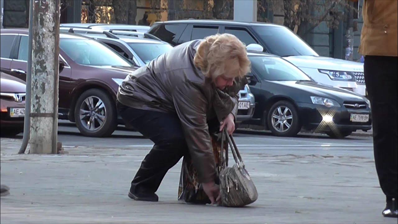 Мы ее нашли на улице. Мы ее нашли на улице. Мы ее нашли на улице. Мы ее нашли на улице. Попрошайки на улицах.