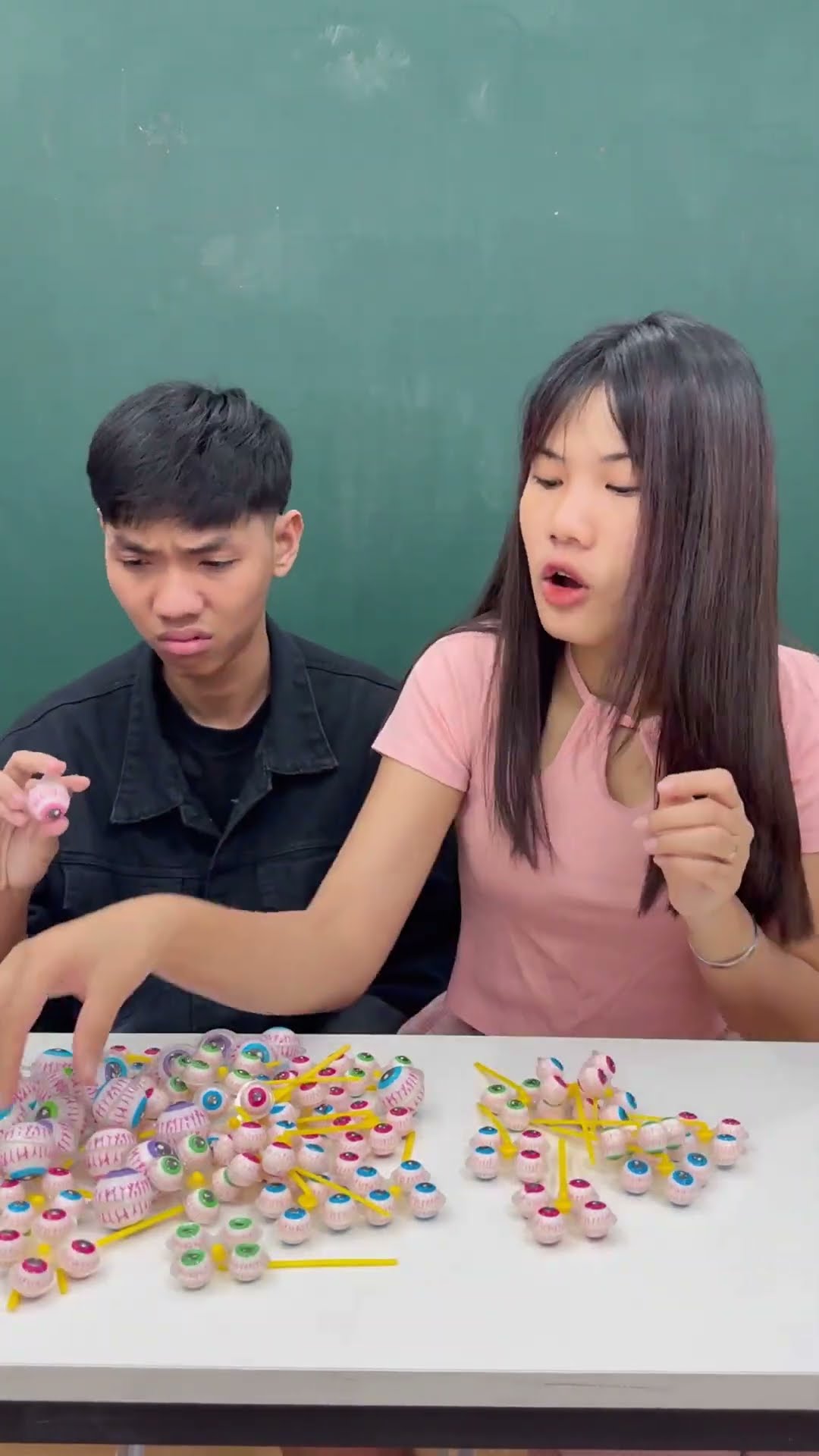 LNS - Người anh tham lam, lấy hết kẹo con mắt || Eye Candy #shorts