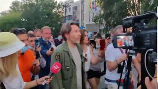 Сергей Шнуров прилетел в Хабаровск и прошёл с митингующими в поддержку Фургала