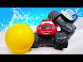 ¡Los coches de juguete Blaze y Crusher juegan al fútbol! Juegos con coches para niños