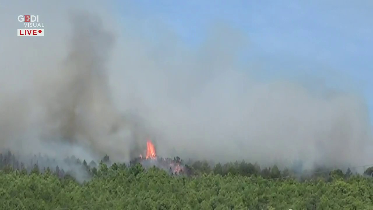Vasto rogo nel pisano, in fiamme il Monte Serra: centinaia di sfollati