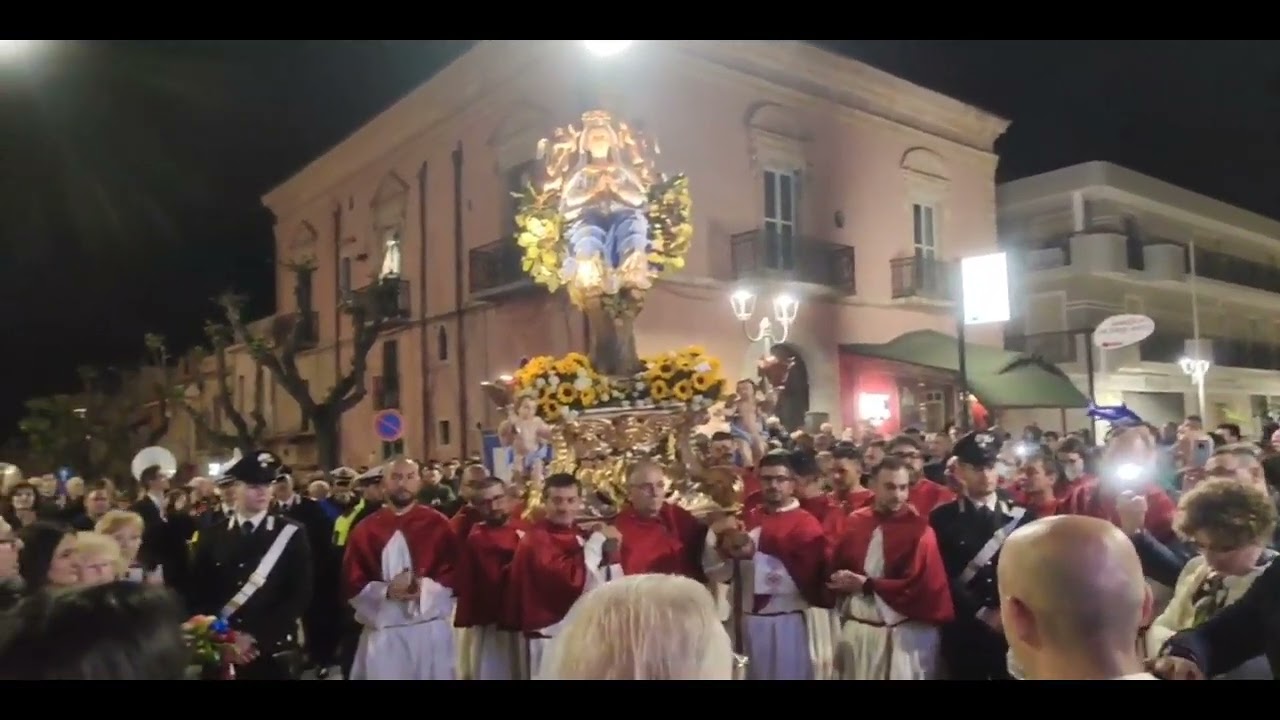Apricena FG Madonna Incoronata processione dal Santuario verso la Chiesa Madre. 2022