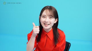 畑芽育、真っ赤なドレスで登場！　順調な撮影にカメラに向かってサムズアップ　『マイペイメント』新TVCM「マイペイメント支払い」篇、「マイペイメント支払い」篇（SDGs）