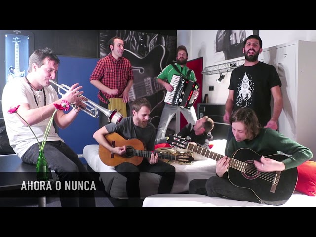 La Pegatina - Ahora o Nunca feat Macaco (Videoclip Oficial) 
