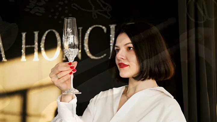 The process of decorating wedding champagne flutes by Elena Honch