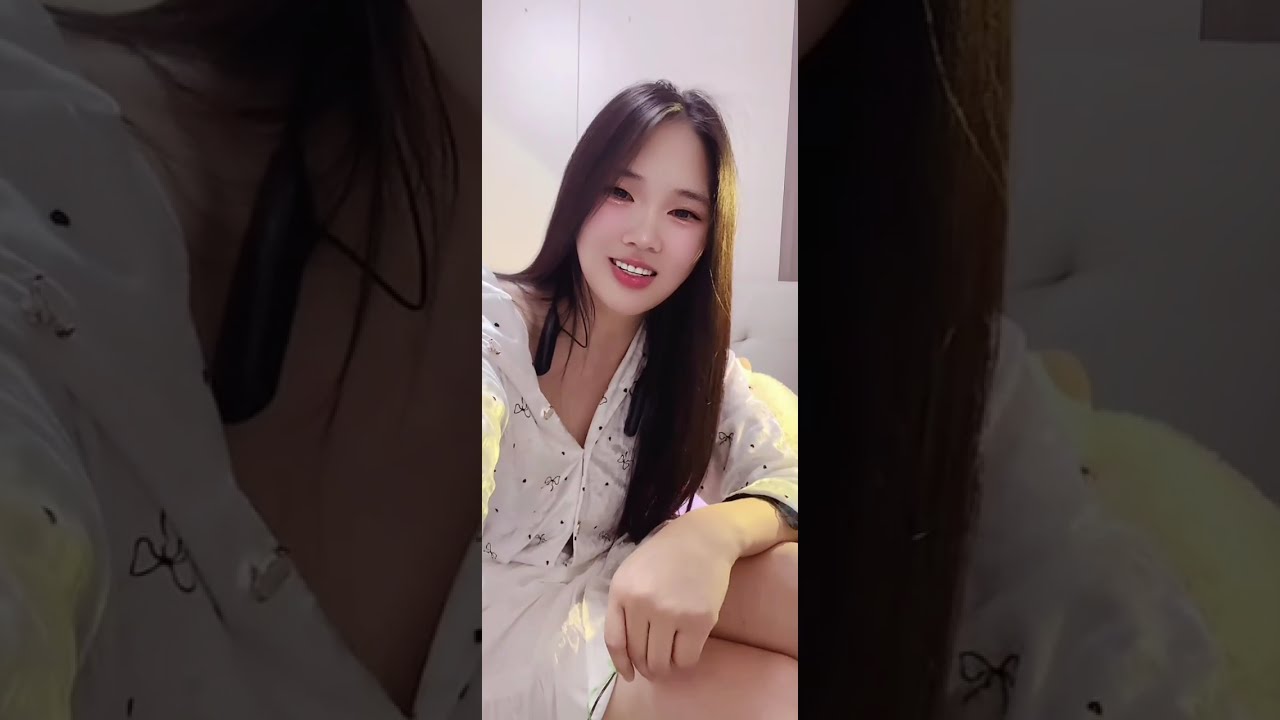 Sweety white girl, do you know what she talking about