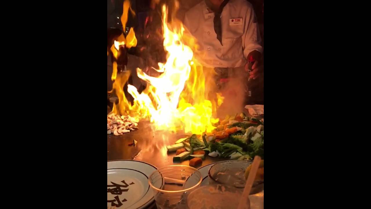 Kobè Japanese grill hibachi knife skills and onion flame.(slow mo