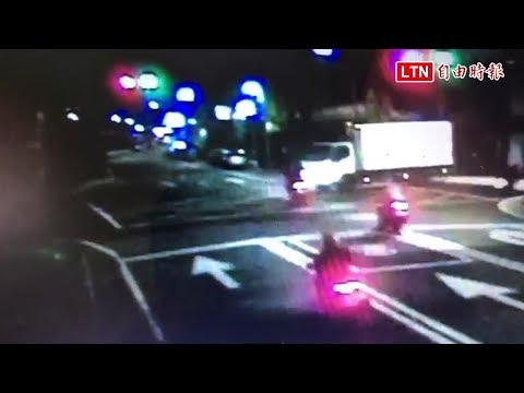 3輛機車齊闖紅燈 1人慘遭物流車撞上身亡