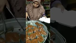 Kue apem/apang ditaburin kelapa parut. rasanya enaaak deh Boookkk Kue apem/apang ditaburin kelapa parut. rasanya enaaak deh Boookkk