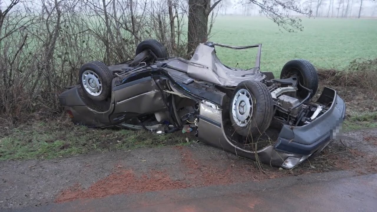 Glätteunfall bei Wetschen: Auto überschägt sich