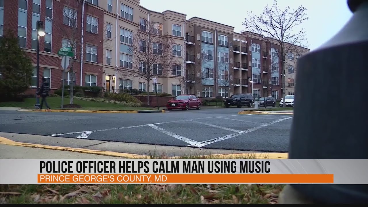 Maryland police officer helps calm man with Autism using music