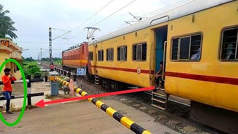 Fastest Moving WAP-4 Hauling Intercity Express Passing Moving Out At RailGate