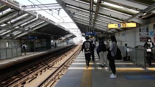 京急本線　大森町駅1番ホームに600形普通が到着