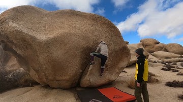 2020-12-28. USA. California. Joshua Tree. Belly Roll Boulder. Fat Flake. V-easy.