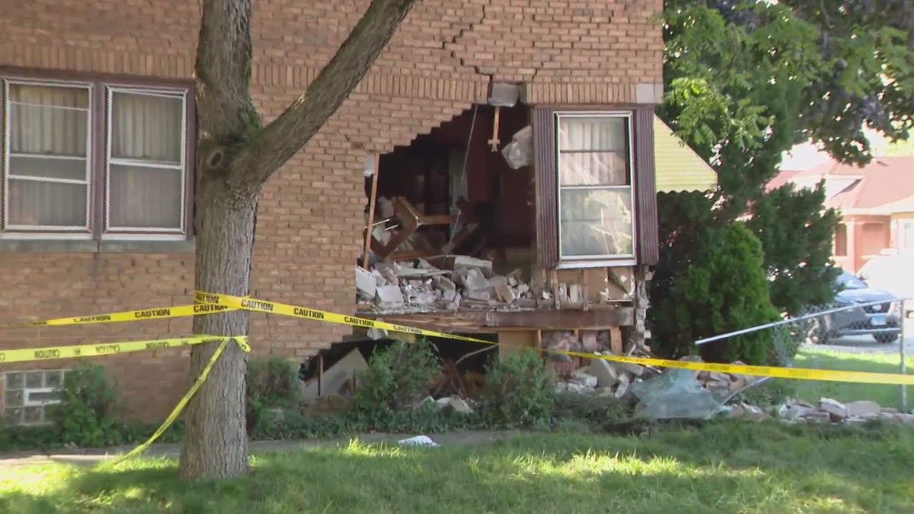 Chicago fire truck crashes into home on South Side; 2 displaced - YouTube