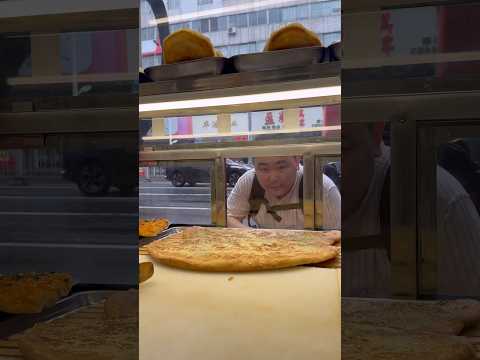 Street food😋 Delicious flatbread with onions🫓 / Уличная еда😋 Вкусная лепешка с луком #pandasakha