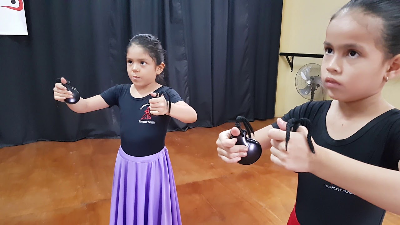 ACADEMIA DE ARTE SCARLETT PAZMIÑO - NIÑAS Y CASTAÑUELAS