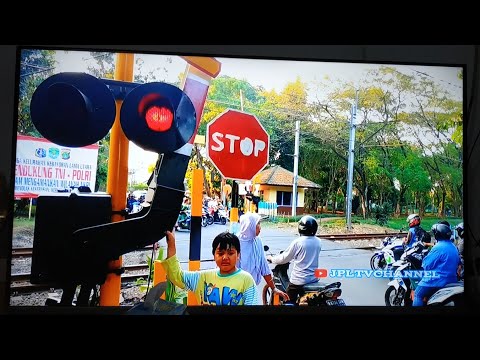 Super UNIK Palang Pintu BARU Buatan Bocah LUCU Perlintasan Kereta Api KRL Tanah Kusir