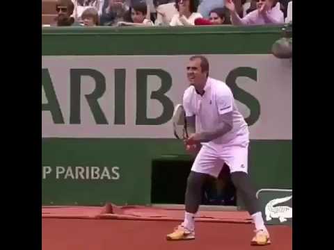 لاعب تنس كبير في السن يتلاعب بالباقيين