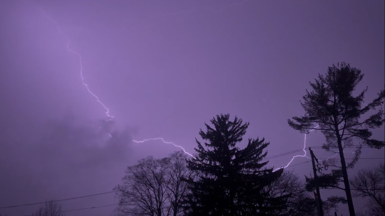 Very strong thunderstorm in Columbus with extremely powerful lightning. February 19. ￼