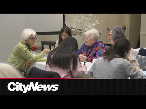 دانش آموزان سال آخر دبیرستان به همراه دانشجویان دانشگاه تورنتو به مدرسه بازگشتند