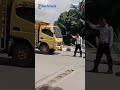 TAK MAU DIHENTIKAN Petugas Dishub Truk Nekat Tancap Gas Lalui Jembatan di Samarinda