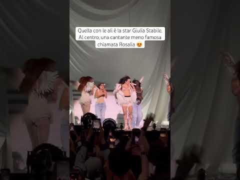 Video Quella con le ali é la star Giulia Stabile. Al centro, una cantante meno famosa chiamata Rosalia
